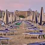 Beachfront With A Big Terrace Appartamento Bibione